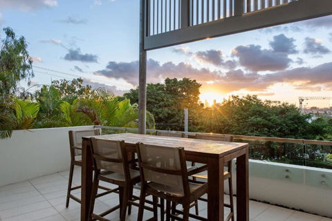 Luxurious Living - 3Bed-3Bath-1Car-Pool - Balmoral - Southport Accommodation 2