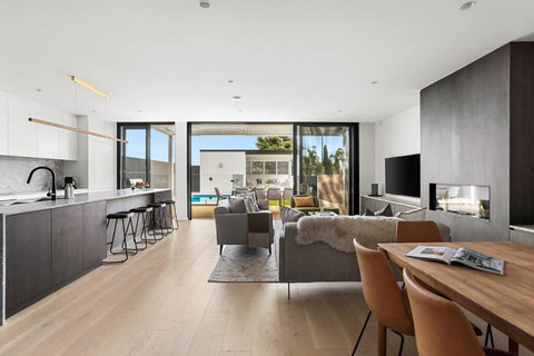 Luxury NEW 5BDRM Oasis With Heated Pool - Accommodation Southport 1