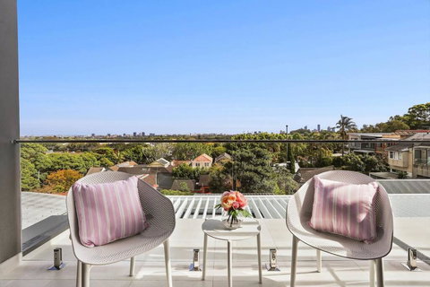 Luxury NEW 5BDRM Oasis With Heated Pool - Accommodation Southport 2