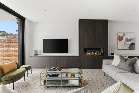 Luxury NEW 5BDRM Oasis With Heated Pool - Accommodation Southport 3