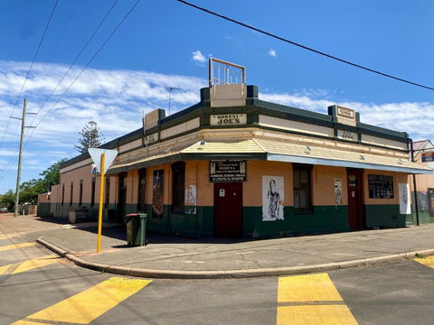 Main Reef Hotel - Accommodation Southport 0