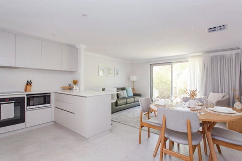 Maylands Riverside City Retreat - Southport Accommodation 0