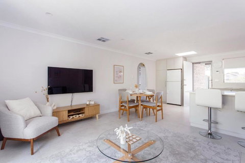 Maylands Riverside City Retreat - Southport Accommodation 1