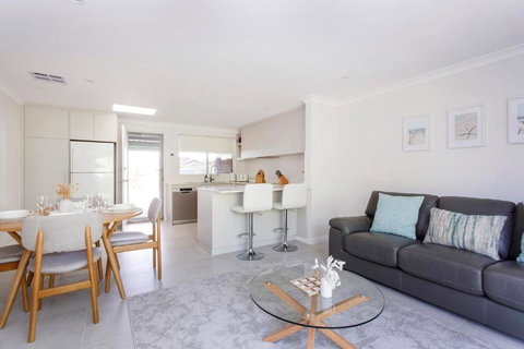 Maylands Riverside City Retreat - Southport Accommodation 3