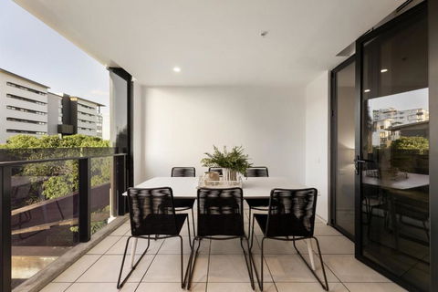 Modern Luxury Gabba Apartment - Southport Accommodation 0