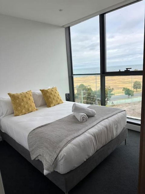 Modern 2 BRM Apt In Williamstown - Southport Accommodation 3
