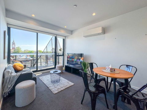 Modern 2B Apartment With City Views - Southport Accommodation 3