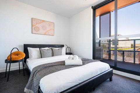 Modern 2B Apartment With City Views - Southport Accommodation 1