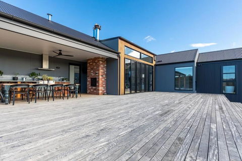Modern Farmhouse - Southport Accommodation 0