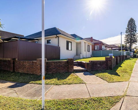 Modern Home In The Heart Of Bankstown - Southport Accommodation 3