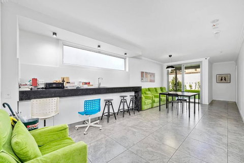 Modern Self-contained Studio At Crows Nest - Accommodation Southport 1