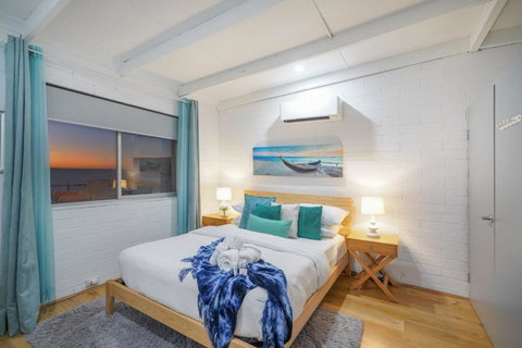 OCEA84 - Quinns Beach Shack: Ocean Views - Accommodation Southport 2
