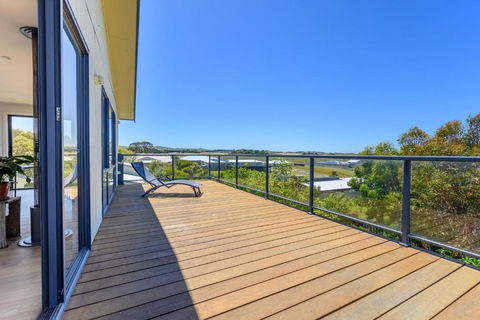 Ocean & Country Views, Spa, Pets Welcome, Fireplace - Your Ocean Oasis 10 Minutes To Phillip Island - Southport Accommodation 2