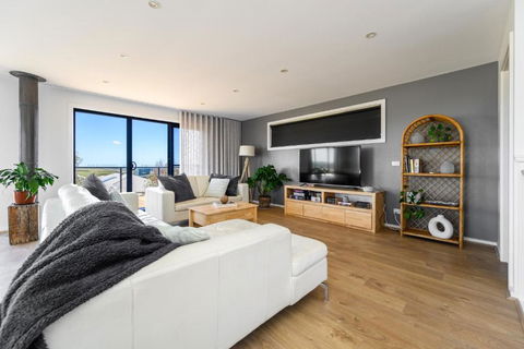 Ocean & Country Views, Spa, Pets Welcome, Fireplace - Your Ocean Oasis 10 Minutes To Phillip Island - Southport Accommodation 3