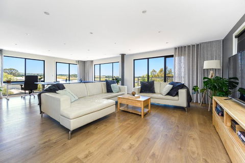Ocean & Country Views, Spa, Pets Welcome, Fireplace - Your Ocean Oasis 10 Minutes To Phillip Island - Southport Accommodation 1