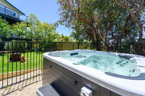 Ocean & Country Views, Spa, Pets Welcome, Fireplace - Your Ocean Oasis 10 Minutes To Phillip Island - Southport Accommodation 0