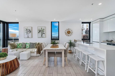 OPUS Apartment - Beach At Your Doorstep Short Walk To Light Rail - Accommodation Southport 3