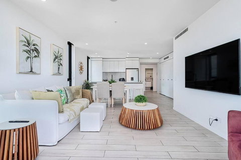 OPUS Apartment - Beach At Your Doorstep Short Walk To Light Rail - Accommodation Southport 2