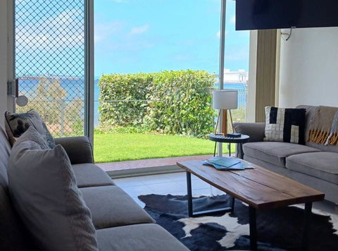 ON THE WATERS EDGE - Accommodation Southport 2