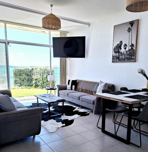 ON THE WATERS EDGE - Accommodation Southport 1