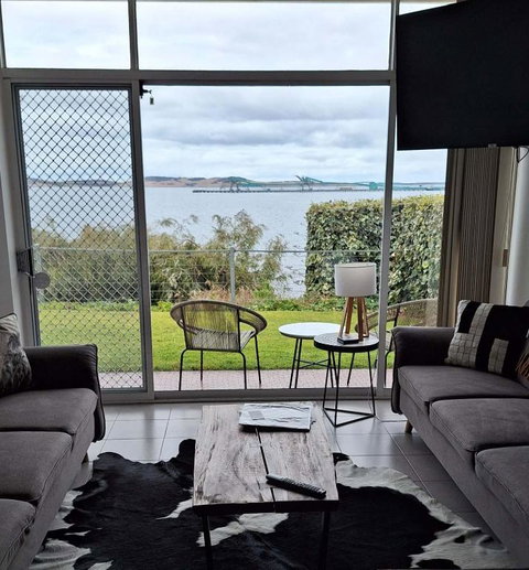 ON THE WATERS EDGE - Accommodation Southport 0