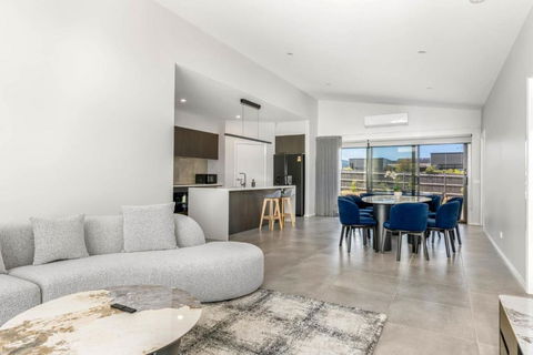 Opulence Cove - Southport Accommodation 0