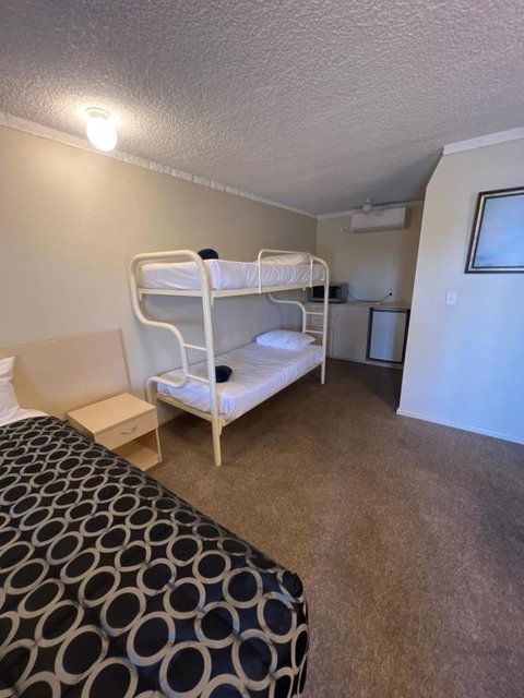 OVERLANDER MOTOR LODGE - Accommodation Southport 3