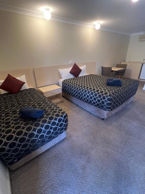OVERLANDER MOTOR LODGE - Accommodation Southport 2