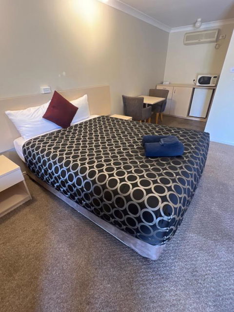 OVERLANDER MOTOR LODGE - Accommodation Southport 1