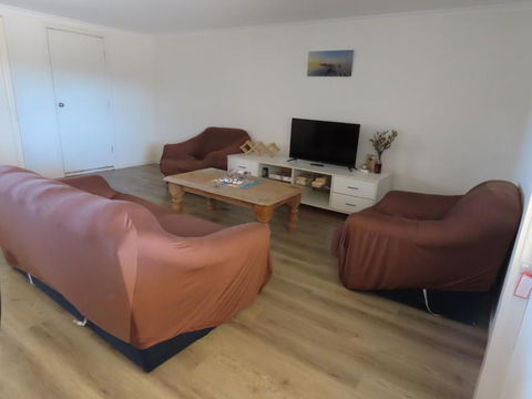 PACEYS PLACE - Southport Accommodation 2