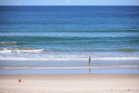 Pacific Dawn On The Beach One - Southport Accommodation 2