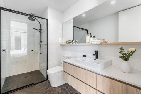 Park Life! Elegant & Sun-Filled 2 Bed 2 Bath Home In Caulfield North - Southport Accommodation 2