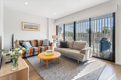 Park Life! Elegant & Sun-Filled 2 Bed 2 Bath Home In Caulfield North - Southport Accommodation 0