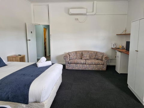 Parkes Hotel - Southport Accommodation 2