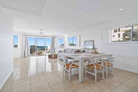 Paros On The Beach - Absolute Waterfront Living - Southport Accommodation 3