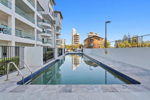 Paros On The Beach - Absolute Waterfront Living - Southport Accommodation 2