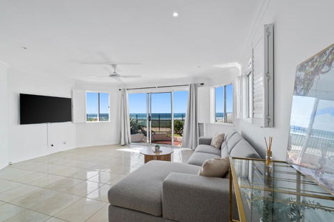 Paros On The Beach - Absolute Waterfront Living - Southport Accommodation 1