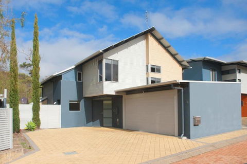 PEPPY TREE HOUSE - Southport Accommodation 0