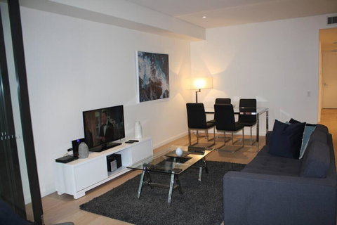 Perfect Large One Bedroom Plus Study - ALB09518 - Accommodation Southport 0