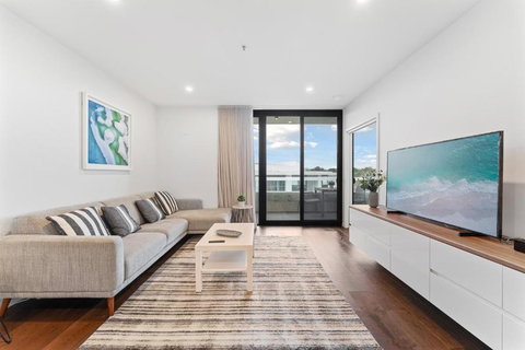 Perfect Location 1-Bed With Balcony, BBQ & Parking - Accommodation Southport 0