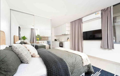 PERFECT STAY 2MIN By WALK TO THE BEACH FREE PARKING - Southport Accommodation 1