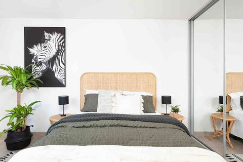 PERFECT STAY 2MIN By WALK TO THE BEACH FREE PARKING - Southport Accommodation 3