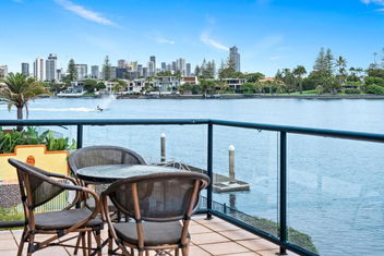 Perfect Waterfront Escape In Surfers Paradise with Southport Accommodation