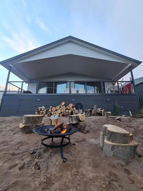 PIECE OF PARADISE, Huge 4 Bedroom Haven - Southport Accommodation 1