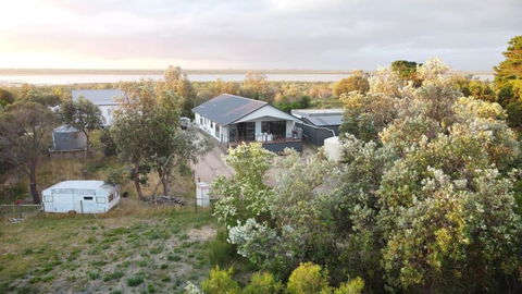 PIECE OF PARADISE, Huge 4 Bedroom Haven - Southport Accommodation 3