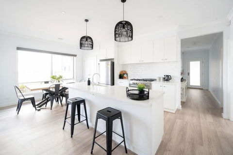 PIPER Modern Home Walk To Beach Shops Parks - Southport Accommodation 0