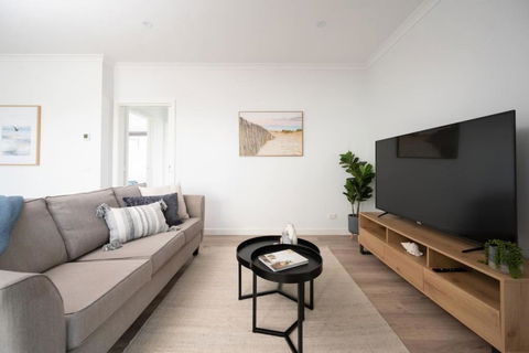 PIPER Modern Home Walk To Beach Shops Parks - Southport Accommodation 1