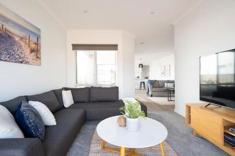 PIPER Modern Home Walk To Beach Shops Parks - Southport Accommodation 2