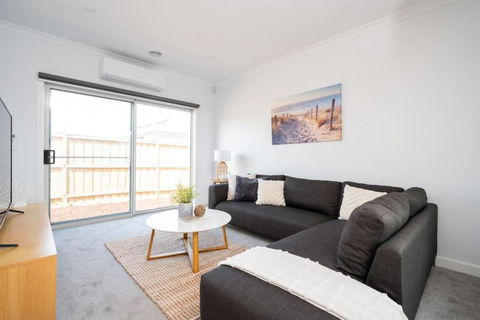 PIPER Modern Home Walk To Beach Shops Parks - Southport Accommodation 3