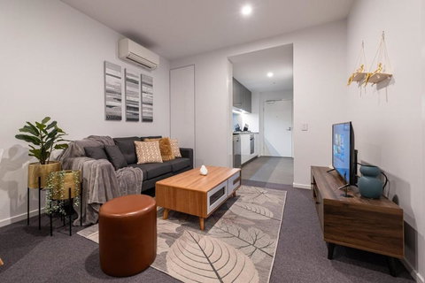 Pleasant &bright 2br2ba Apt Footscray Pool - Accommodation Southport 1